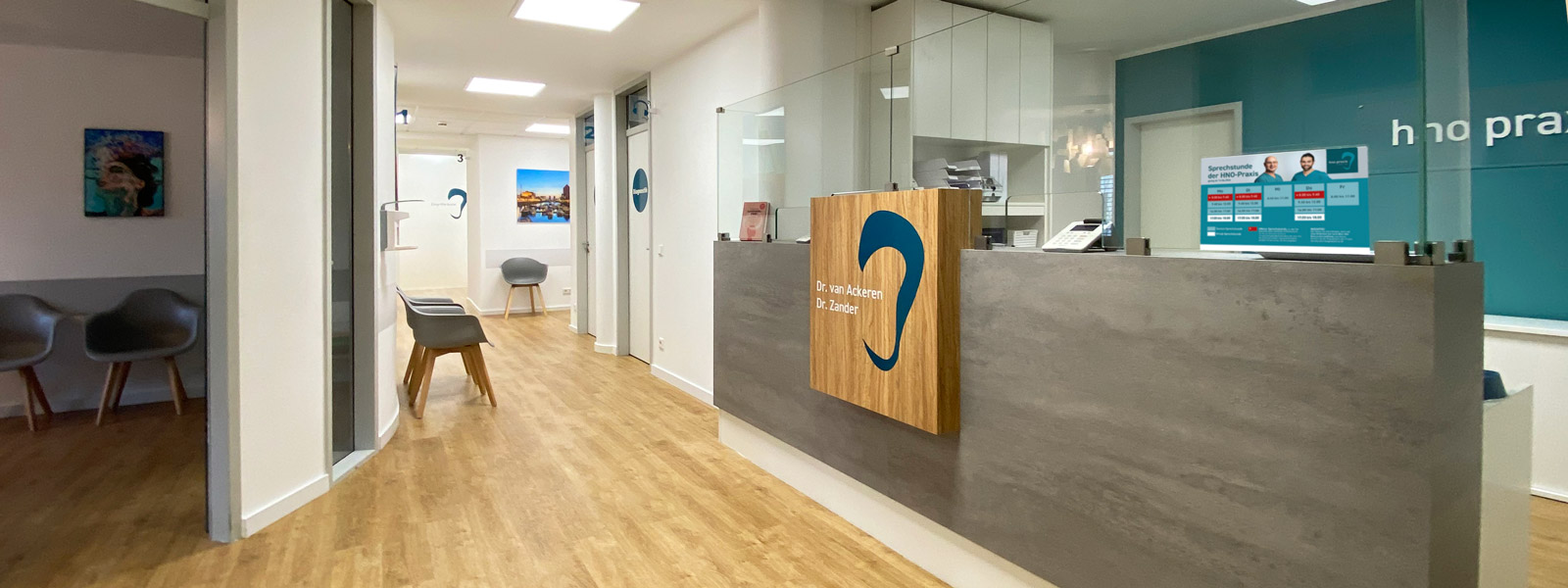 Eingangsbereich Rezeption der Praxis Dr. van Ackeren, Dr. Zander