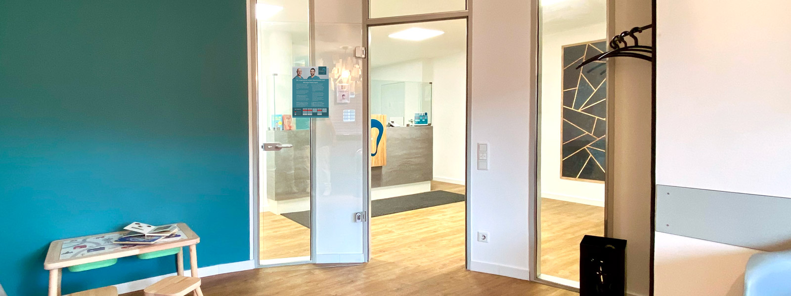 Wartezimmer mit Blick auf Rezeption der Praxis Dr. van Ackeren, Dr. Zander